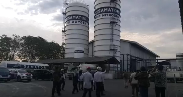 Pastikan Pasokan Oksigen Aman, Gubernur Jatim Tinjau Produsen di Gresik