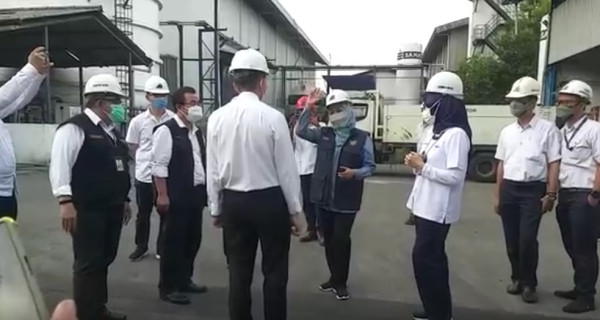 Pastikan Pasokan Oksigen Aman, Gubernur Jatim Tinjau Produsen di Gresik