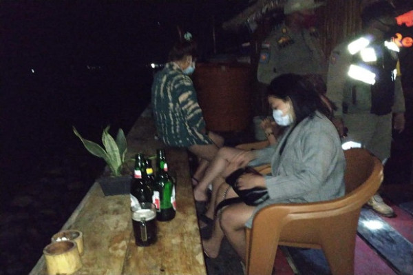 Pesta Miras Bersama Wanita Seksi Setengah Telanjang, Camat, Lurah, dan Kades Diringkus