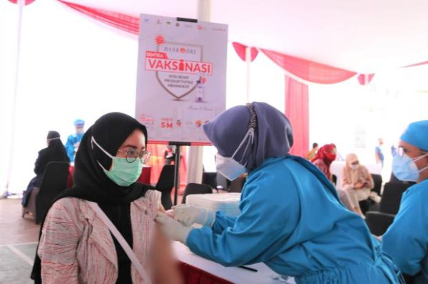 OJK Buka Sentra Vaksinasi Covid-19 Kantor Layanan Juanda PT Bank DKI