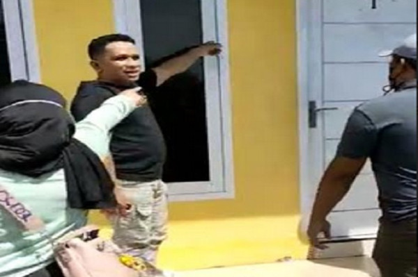 Gempar! Istri Jebol Kamar Kosan Gerebek Suami Bersama Selingkuhannya