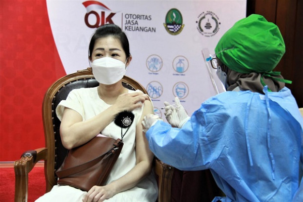 OJK Bantu Vaksinasi Covid 10 Juta Orang