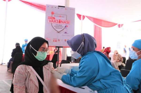 OJK Bantu Vaksinasi Covid 10 Juta Orang