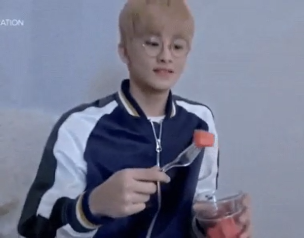7 Bukti Mark NCT Sangat Hobi Makan Semangka