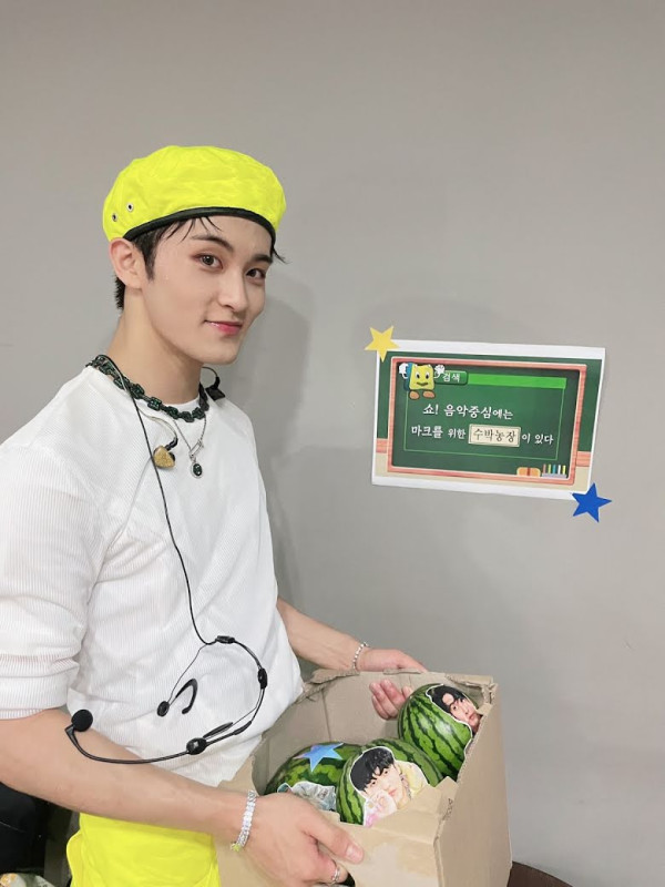 7 Bukti Mark NCT Sangat Hobi Makan Semangka