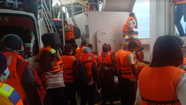 Dramatis, Basarnas Evakuasi 86 Penumpang KMP Gunsa 8 yang Terbakar di Selat Bangka