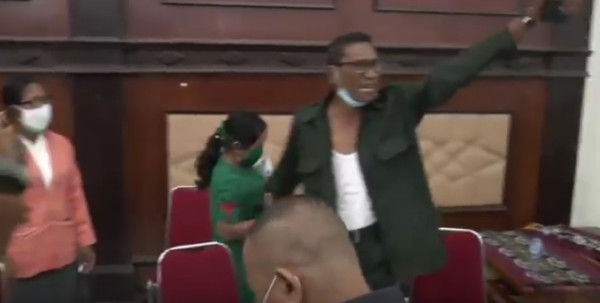 RDP Dewan dan Nakes di Gedung DPRD Sikka Ricuh, Baju Safari Dirobek
