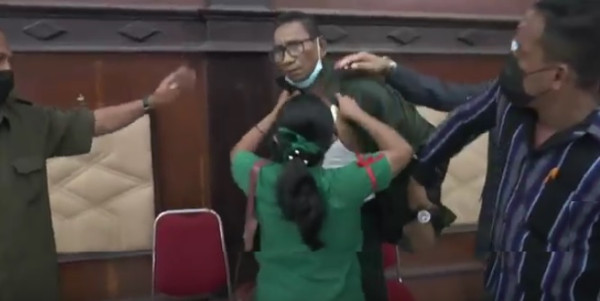 RDP Dewan dan Nakes di Gedung DPRD Sikka Ricuh, Baju Safari Dirobek