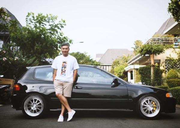 Inilah Para Artis yang Doyan Mobil Klasik 1990an, Yuk Intip Koleksi Mereka!