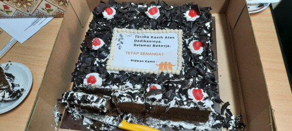 Semangati Nakes, Ridwan Kamil Kirim Bingkisan Kue ke 92 Rumah Sakit di Jabar