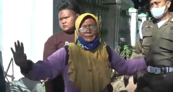 Ibu di Sumenep Menangis Histeris Menolak Diswab saat Terjaring Operasi Yustisi