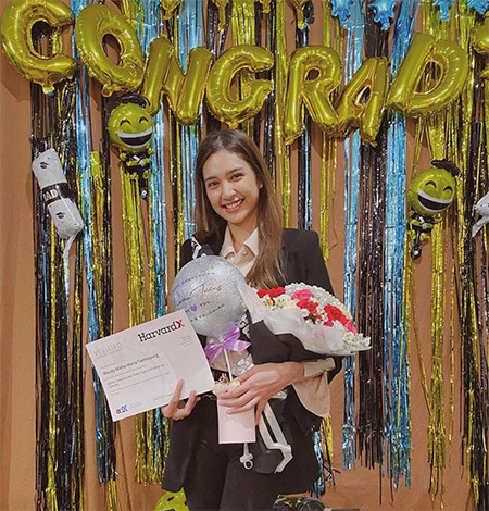 Mikha Tambayong Lulus S-2 Harvard University, Deva Mahenra Beri Bunga dan Ucapan Manis