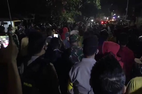 Pasca-Pembunuhan Polisi Pukul Mundur Ratusan Massa yang Nyaris Merusak Ambulans di Manggala Makassar