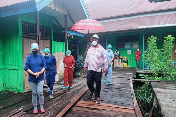 Bupati Asmat Kunjungi Lokasi Isolasi Pasien Covid-19
