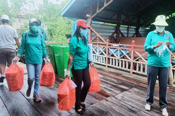 TP PKK Asmat Bagikan Makanan Kotak untuk Pasien Covid-19 di Agats