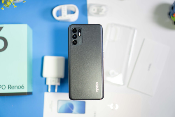 Unboxing OPPO Reno6, Bodi Glowing dan Kamera dengan AI Terbaik