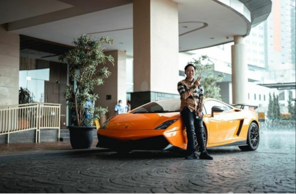 Ini Dia Sosok Biker Viral Bagi-bagi Duit PPKM yang Hobi Koleksi Motor dan Mobil Supermewah