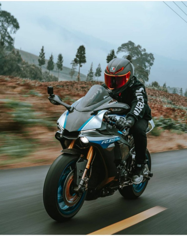 Ini Dia Sosok Biker Viral Bagi-bagi Duit PPKM yang Hobi Koleksi Motor dan Mobil Supermewah