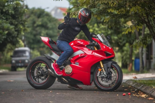 Ini Dia Sosok Biker Viral Bagi-bagi Duit PPKM yang Hobi Koleksi Motor dan Mobil Supermewah