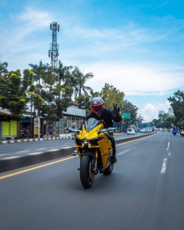Ini Dia Sosok Biker Viral Bagi-bagi Duit PPKM yang Hobi Koleksi Motor dan Mobil Supermewah