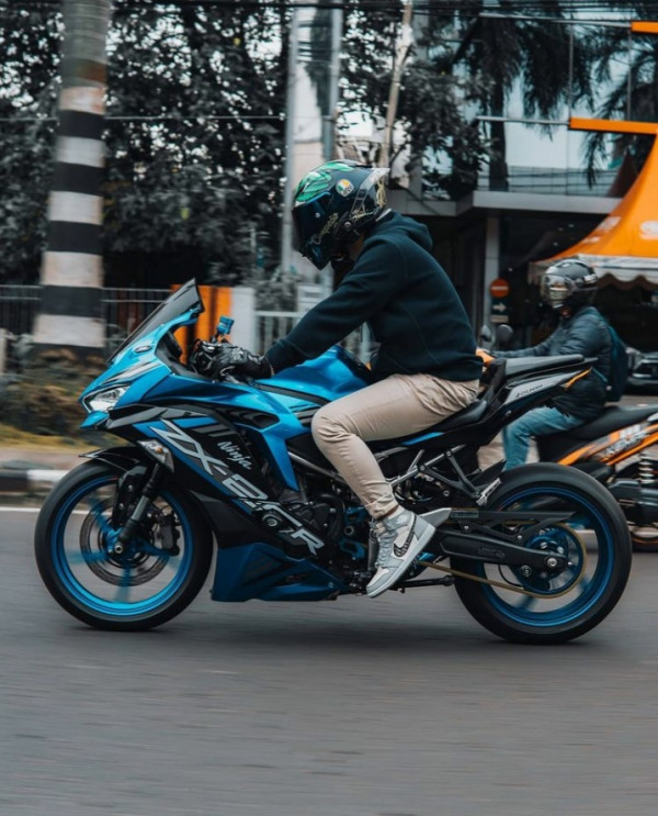 Ini Dia Sosok Biker Viral Bagi-bagi Duit PPKM yang Hobi Koleksi Motor dan Mobil Supermewah