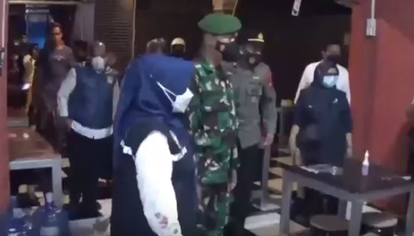 Tak Terima Istri yang Hamil Dipukul Satpol PP saat Razia, Pemilik Kafe Melawan