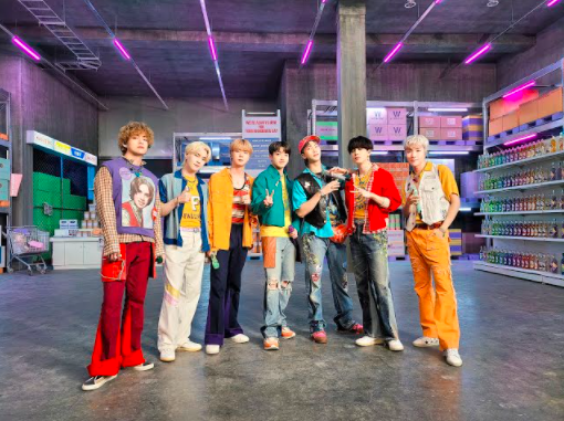 Siapa Sosok yang Ada di Kaus V BTS saat Tampil di FNS Festival Jepang?