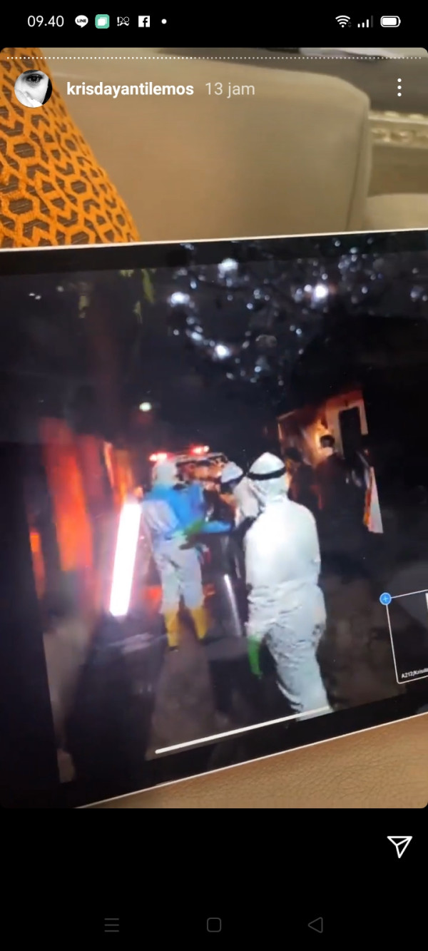 Krisdayanti Iringi Pemakaman Sang Ayah Lewat Video Call