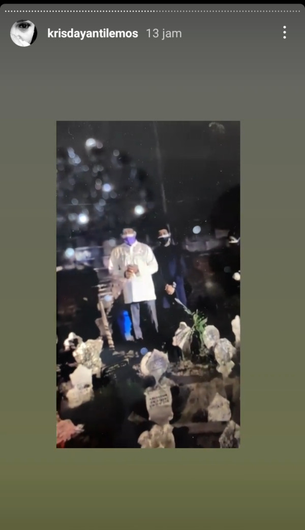 Krisdayanti Iringi Pemakaman Sang Ayah Lewat Video Call