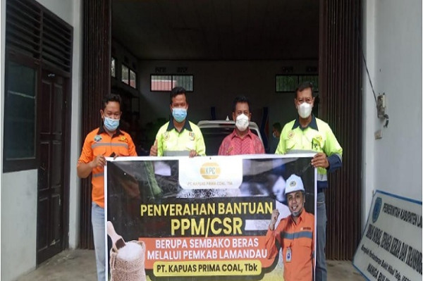 Ringankan Beban Korban Pandemi COVID-19 di Lamandau, PT KPC Tbk Salurkan Ratusan Paket Sembako
