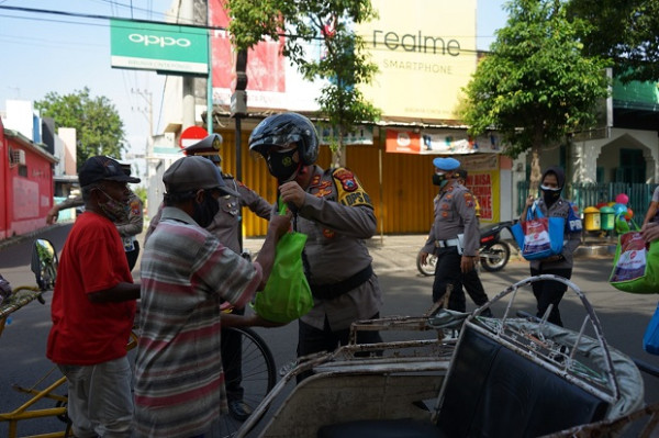 Tebar Cinta Saat Pandemi COVID-19, Kapolres Probolinggo Kota Naik Motor Bagi Bingkisan