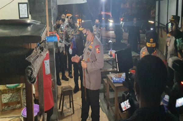 Kapolri Keliling Kota Solo, Blusukan Bagikan Sembako Pada Pedagang Hik dan Warga
