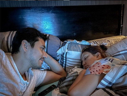 Darius Sinathrya Unggah Foto Donna Agnesia saat Tidur, Netizen Meleleh