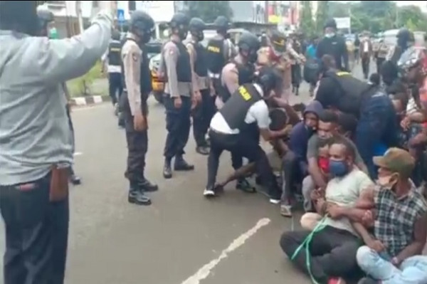 Pukul Mundur Massa yang Demo di Mapolresta Sorong, 15 Orang Ditangkap