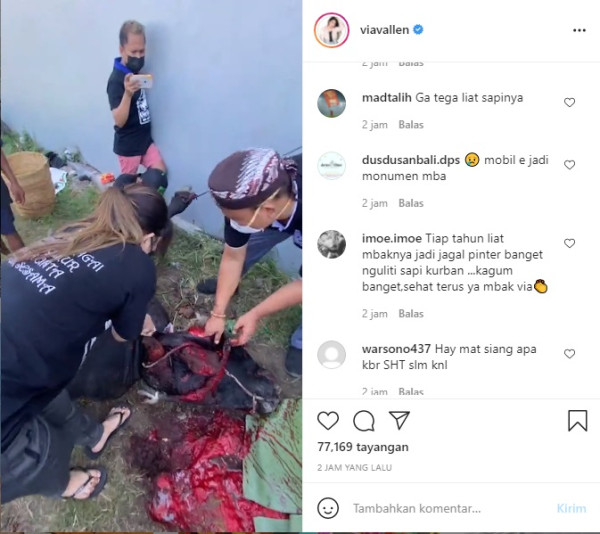 Via Vallen Sembelih dan Kuliti Hewan Kurbannya Sendiri
