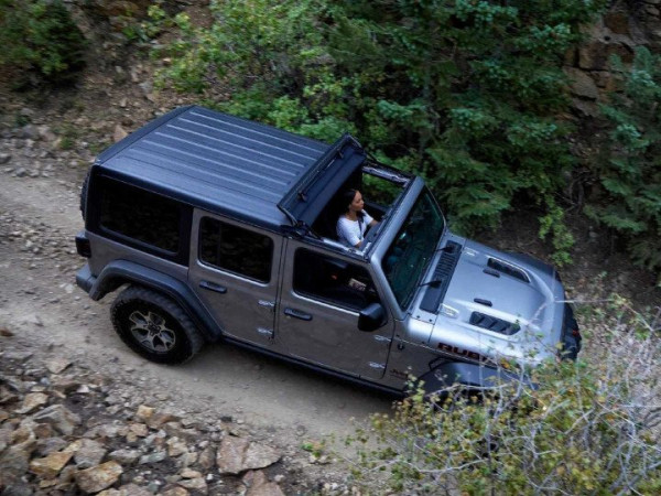 Keren, Atap Jeep Wrangler dan Gladiator kini Bisa Dilipat
