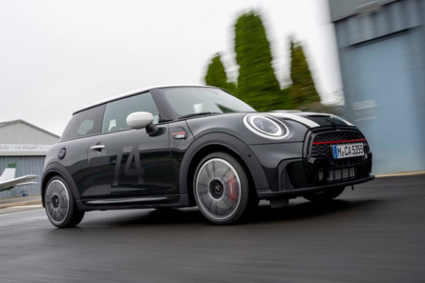 MINI Hadirkan Varian Mini Cooper JCW 60th Anniversary Edition