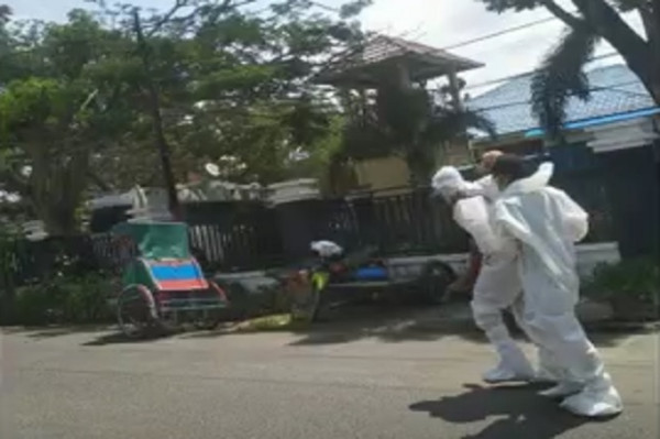 Babhinkamtibmas di Inhil Riau Rela Gendong Pasien Suspect COVID-19 hingga ke Rumah Sakit