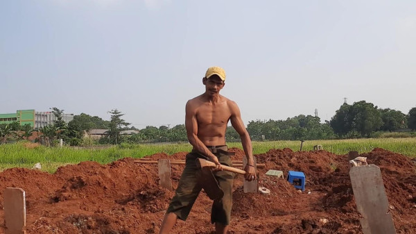 Cerita Nakes Kelelahan dan Bahrudin Penggali Kubur Bertubuh Atletis