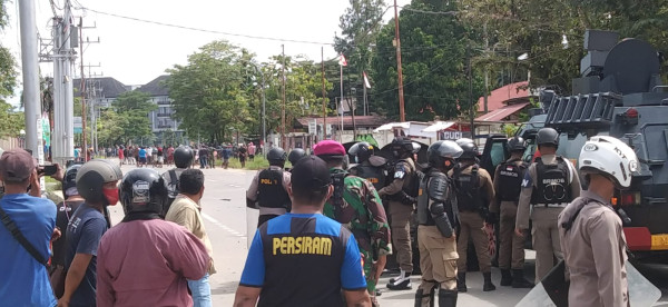 Sorong Memanas, 2 Kelompok Warga Saling Serang dengan Senjata Tajam