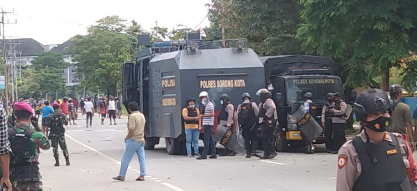 Sorong Memanas, 2 Kelompok Warga Saling Serang dengan Senjata Tajam