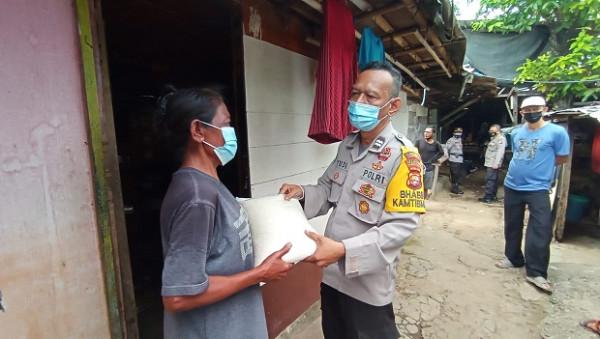 Qurban Barokah, Polisi Lanjutkan Bagi-bagi Rendang dan Beras di Slum Area