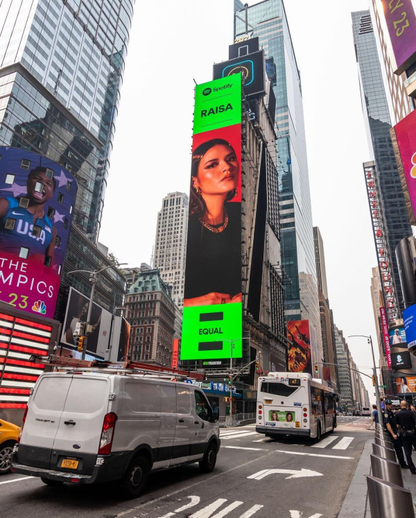 Wajah Raisa Andriana Mejeng di Times Square, Keren Banget!
