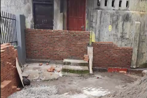 Oknum Dewan Tutup Pintu Rumah Tahfiz Alquran dan Rumah Warga dengan Pagar Tembok