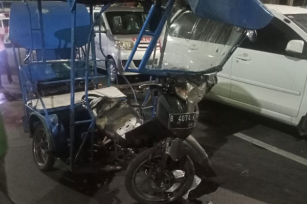 Ditabrak Odong-odong di Salemba Raya, Pedagang Roti Luka-luka
