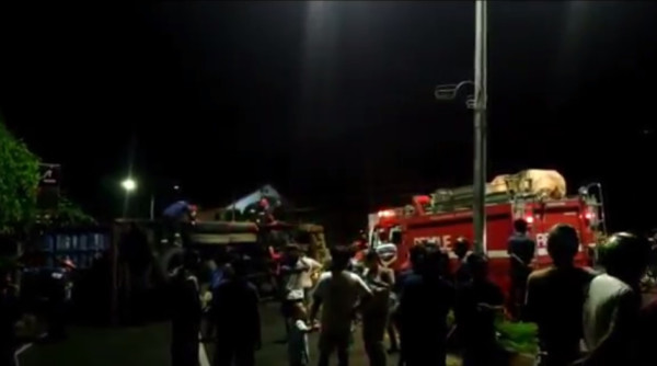 Palopo Gempar, Truk Kontainer 38 Ton Terguling di Jalan Pusat Kota