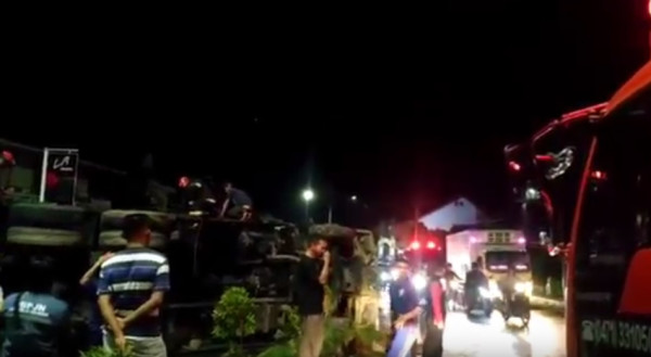 Palopo Gempar, Truk Kontainer 38 Ton Terguling di Jalan Pusat Kota