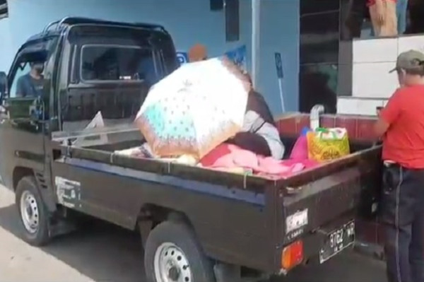 Miris! Krisis Oksigen, Kakek Sesak Napas Telantar Kepanasan di Bak Mobil Pikap