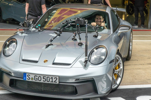 Tom Cruise dan Legenda F1 Reka Ulang Film Top Gun dengan Porsche 911