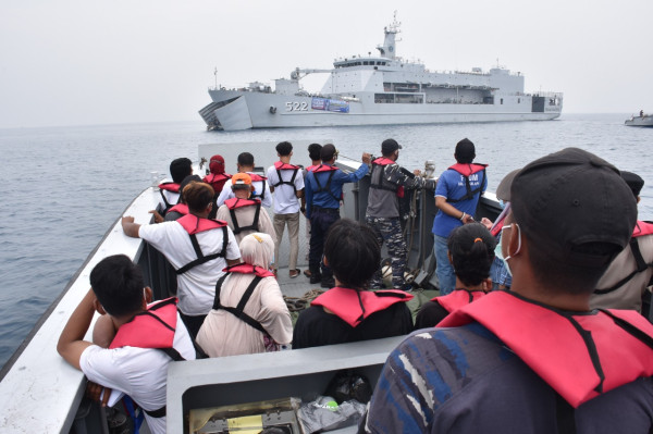 Antusiame Warga Tinggi, Serbuan Vaksin Maritim TNI AL Sasar Pulau Kelapa dan Pulau Harapan